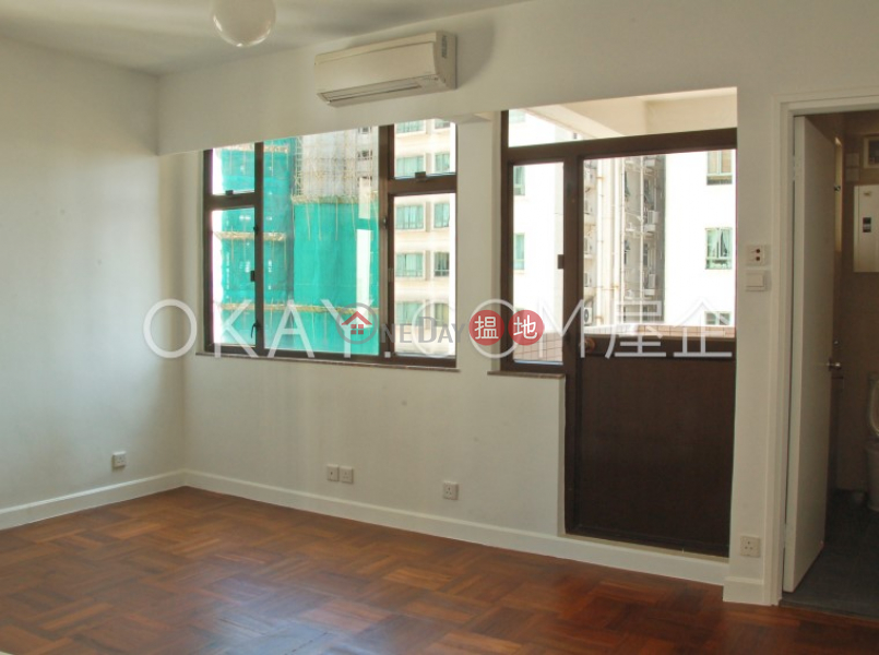 HK$ 45,000/ month, King\'s Court, Western District | Tasteful 3 bed on high floor with sea views & balcony | Rental