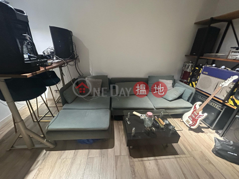 主臥室帶寬敞套間浴室，1000平方英尺共享公寓 | 遠東大廈 Far East Mansion _0