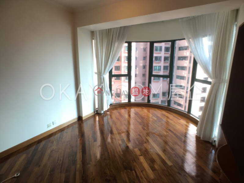 Rare 2 bedroom with parking | Rental, Hillsborough Court 曉峰閣 Rental Listings | Central District (OKAY-R25085)