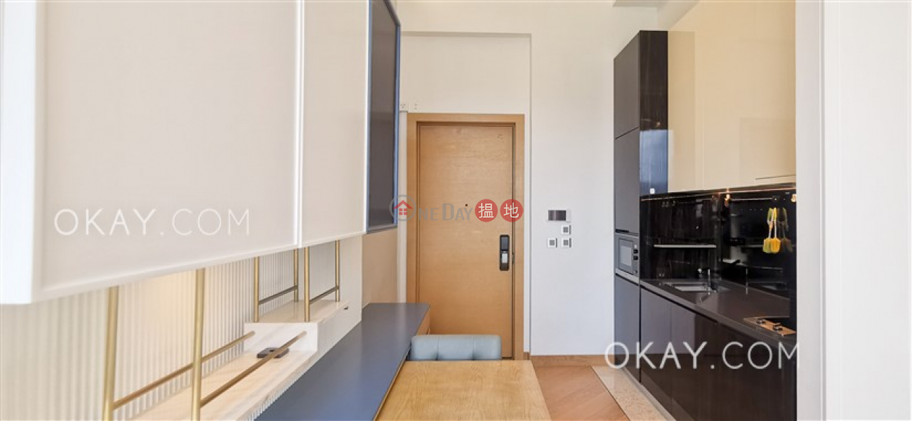 HK$ 30,000/ month Jones Hive, Wan Chai District Stylish 2 bed on high floor with harbour views | Rental