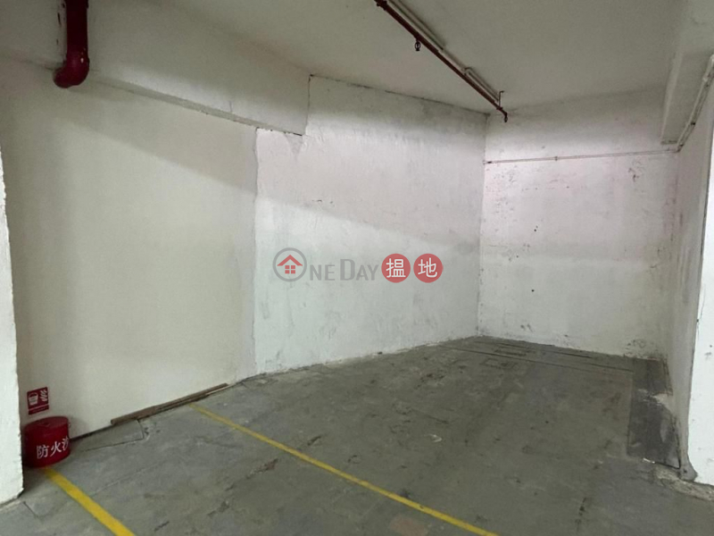 Kwai Chung Huaji Industrial Building Rarely connected units for rent. Flat warehouse. There is an internal toilet. Xun | Vigor Industrial Building 華基工業大廈 Rental Listings
