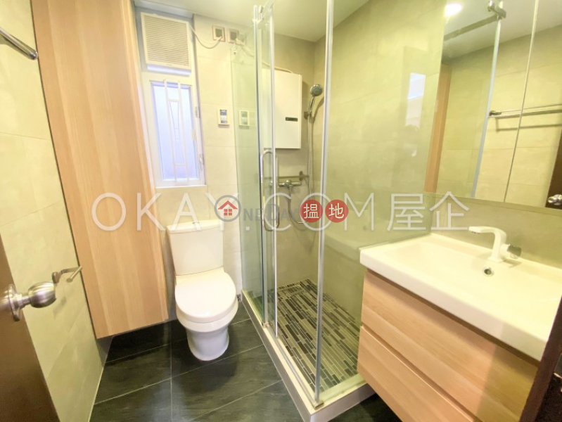 HK$ 25,500/ month Sussex Court Western District Charming 2 bedroom in Mid-levels West | Rental