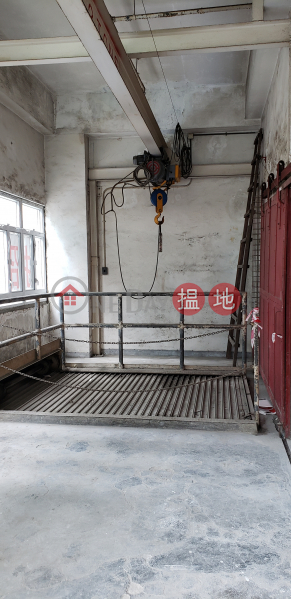 HK$ 90,000/ month | Sun Hing Industrial Building, Tuen Mun Professional warehouse with a 15-foot ceiling, strong electrical system, and crane arm for direct hoisting of goods to the parking lot.