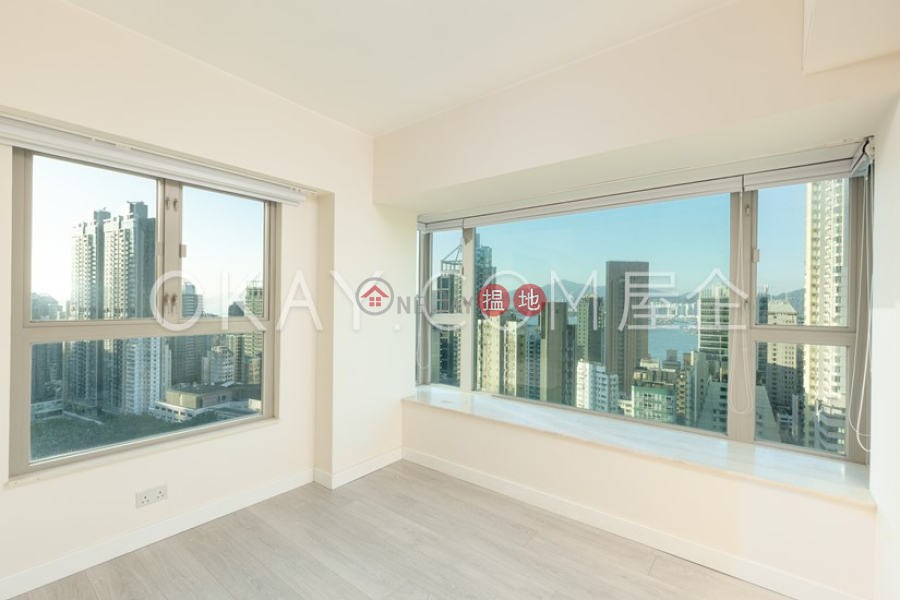 HK$ 38,000/ month Centre Place Western District | Tasteful 3 bedroom with harbour views & balcony | Rental