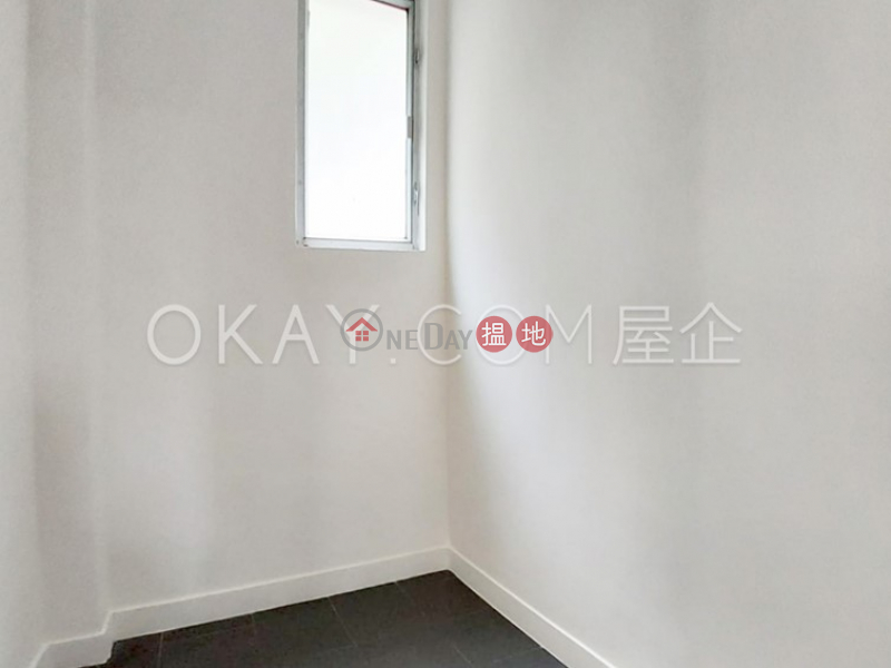 Nicely kept 2 bedroom with balcony & parking | For Sale | Kiu Sen Court 僑星大廈 Sales Listings