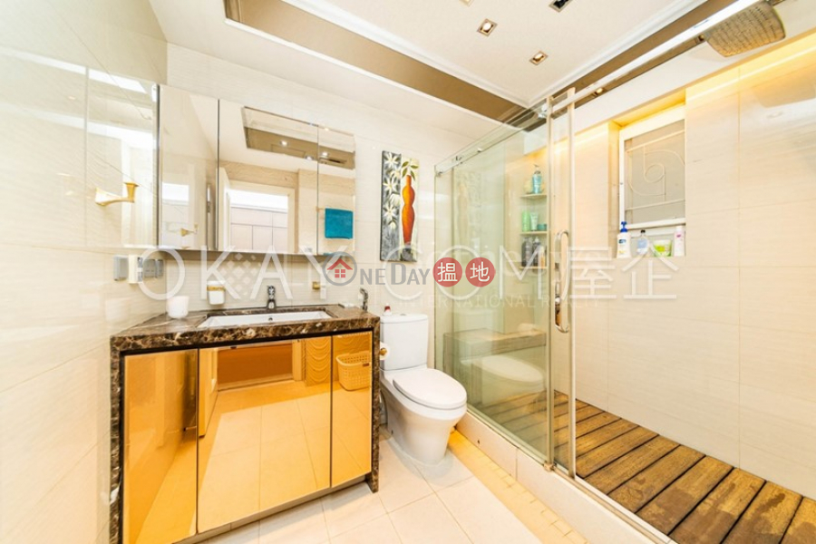 Efficient 3 bedroom with balcony & parking | For Sale | Grand House 柏齡大廈 Sales Listings