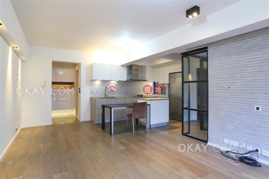 Stylish 2 bedroom with balcony & parking | For Sale | Shan Kwong Tower 山光苑 Sales Listings