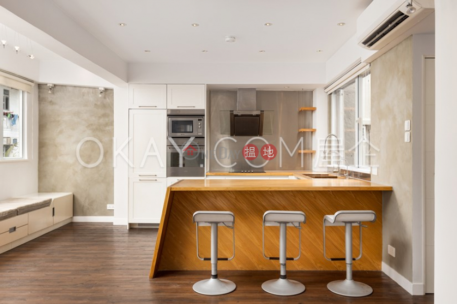 Stylish 2 bedroom on high floor with rooftop | Rental | 63-63A Peel Street 卑利街63-63A號 Rental Listings