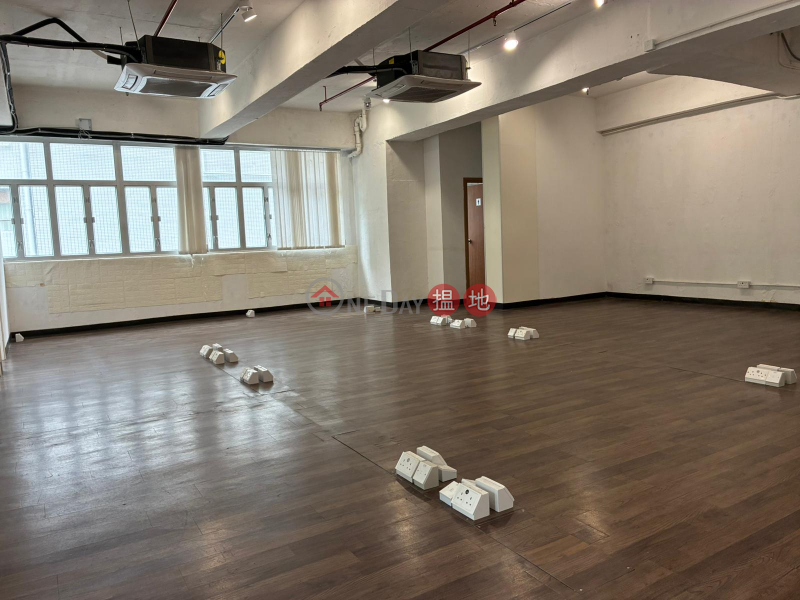 Newly renovated office interior, southeast-facing unit with ample natural light, Suitable for various business operations - Fo Tan | Wah Lai Industrial Centre 華麗工業中心 Rental Listings