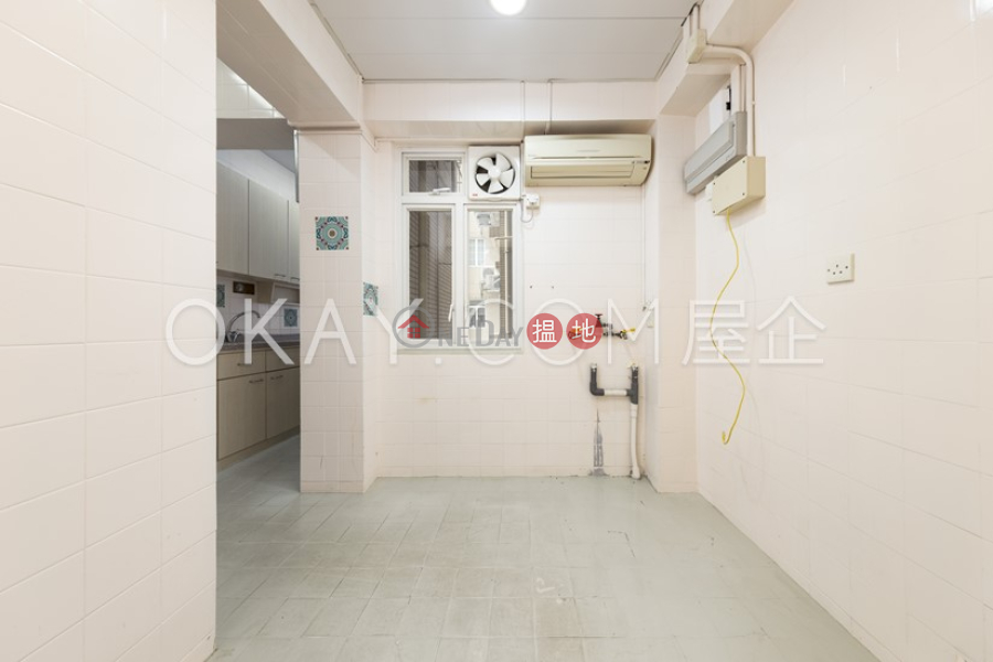 Nicely kept 3 bedroom with balcony & parking | For Sale | Moon Fair Mansion 滿輝大廈 Sales Listings