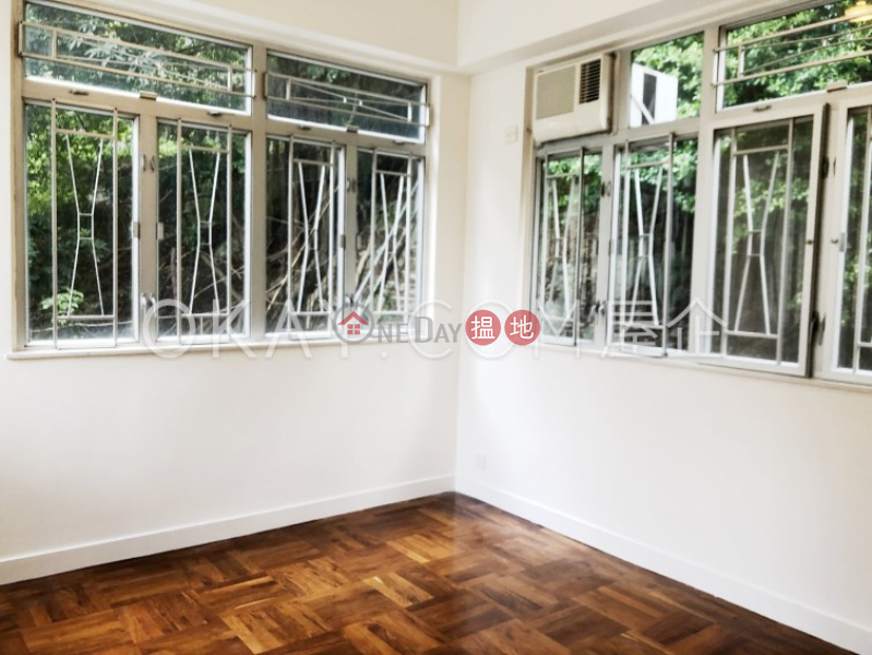 Nicely kept 3 bedroom with balcony & parking | For Sale | BEACON HILL COURT 龍景樓 Sales Listings