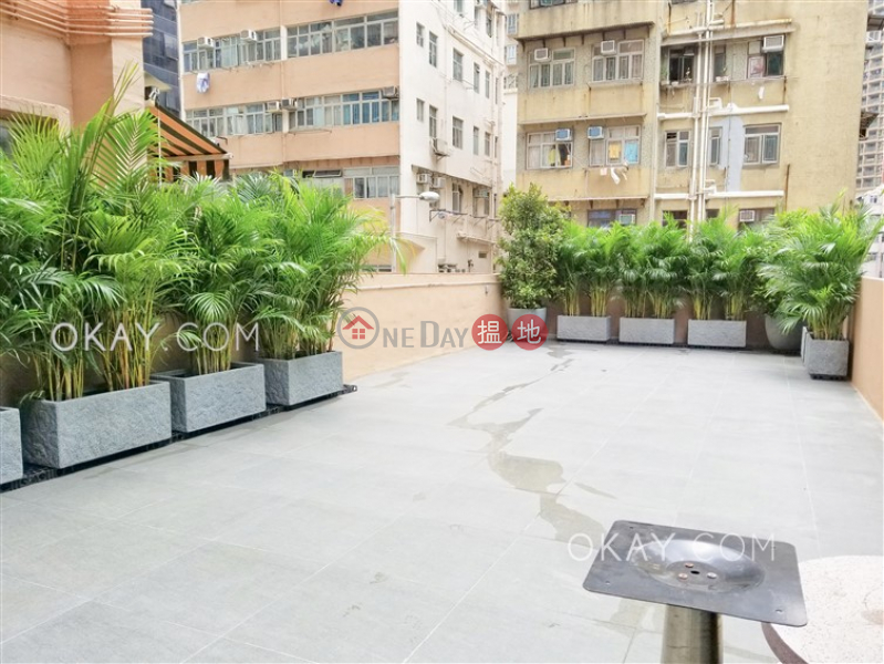 HK$ 12.5M Shun Hing Building, Western District | Stylish 1 bedroom with terrace | For Sale