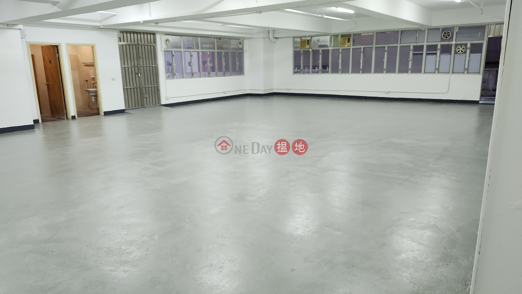 HK$ 5.5M | Hung Cheong Industrial Centre Tuen Mun, Indoor 2593 feet + 1100 feet platform.