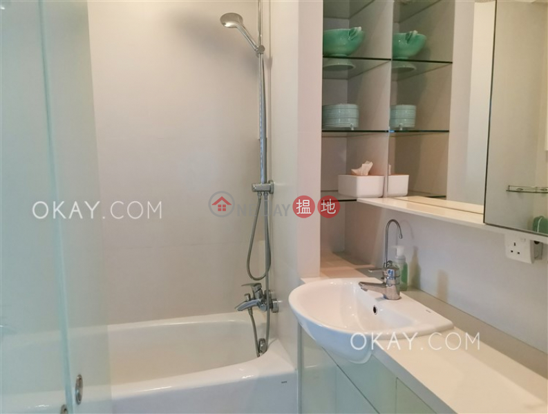 HK$ 15.5M | Hollywood Terrace | Central District | Nicely kept 2 bedroom on high floor with rooftop | For Sale