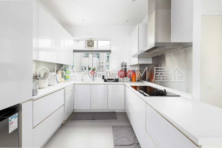 HK$ 28M, Discovery Bay, Phase 4 Peninsula Vl Coastline, 38 Discovery Road | Lantau Island Efficient 4 bed on high floor with sea views & rooftop | For Sale