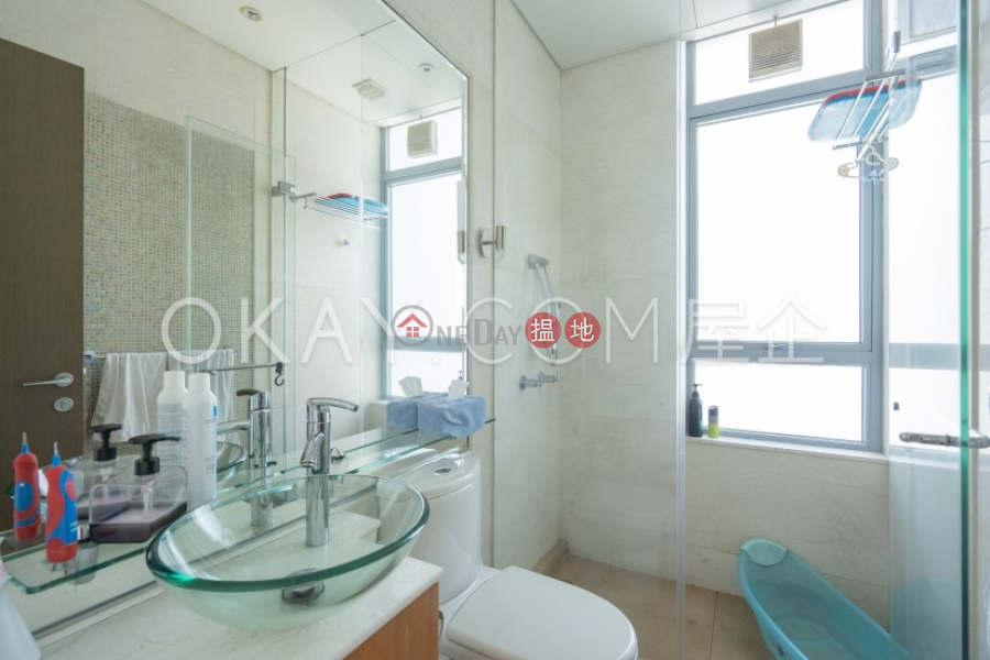 HK$ 60,000/ month | Phase 4 Bel-Air On The Peak Residence Bel-Air | Southern District | Tasteful 3 bedroom on high floor with balcony | Rental