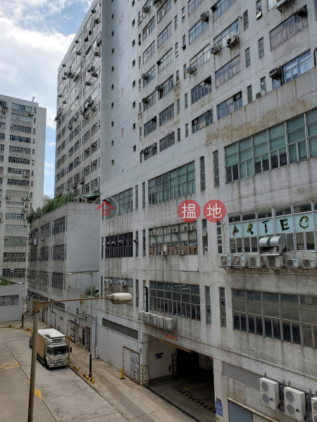 11呎樓底高 半倉半寫|18天后路 | 屯門-香港|出租-HK$ 8,800/ 月