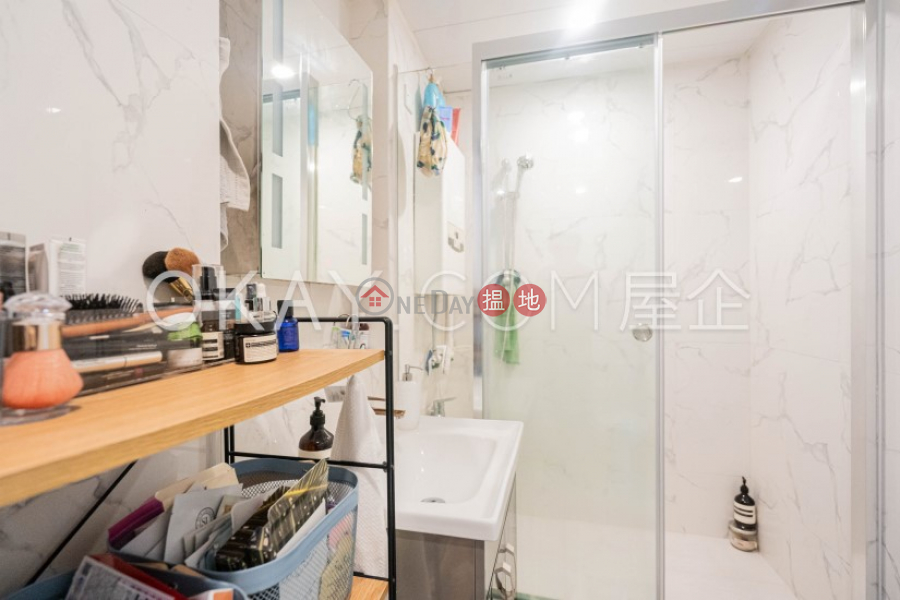 HK$ 19.8M | 2 Tramway Path | Central District, Nicely kept 2 bedroom with rooftop | For Sale
