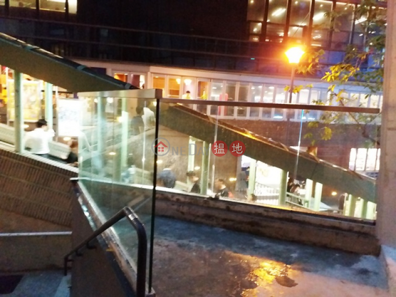 HK$ 139,256/ month LL Tower, Central District Brand new Grade A commercial tower in core Central whole floor for letting