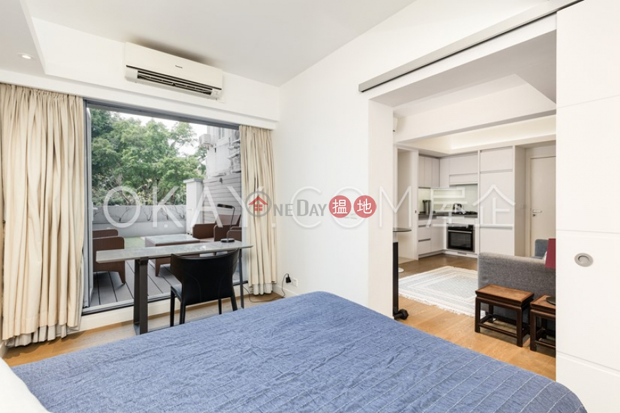 HK$ 9.9M, Wah Po Building, Western District, Lovely 1 bedroom with harbour views & terrace | For Sale