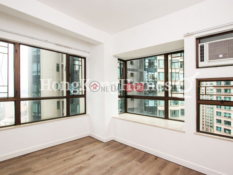 Property Search Hong Kong | OneDay | Residential | Rental Listings | 3 Bedroom Family Unit for Rent at Seymour Place