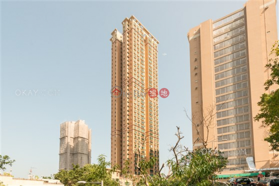 HK$ 60,000/ month Imperial Court, Western District Unique 2 bedroom on high floor with harbour views | Rental