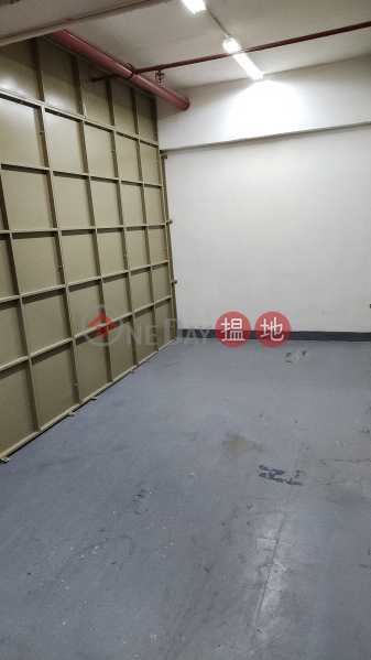 Pure warehouse, pallets can be put in, and large trucks can be put in the parking lot | Winfield Industrial Building 永發工業大廈 Rental Listings