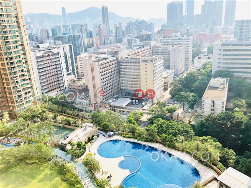 HK$ 40,000/ month, Parc Palais Tower 7, Yau Tsim Mong | Nicely kept 3 bedroom with balcony | Rental