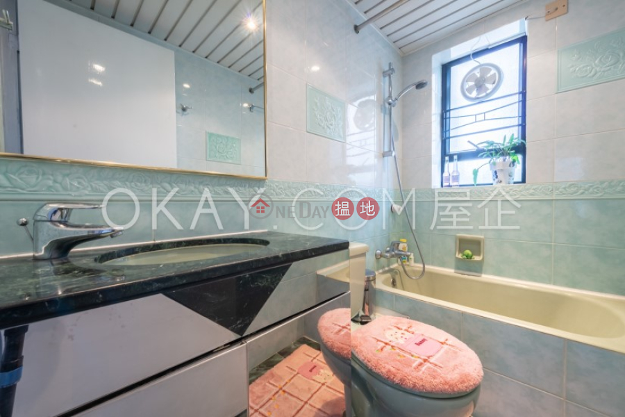HK$ 40,000/ month | Royal Court | Wan Chai District | Lovely 3 bedroom with balcony & parking | Rental