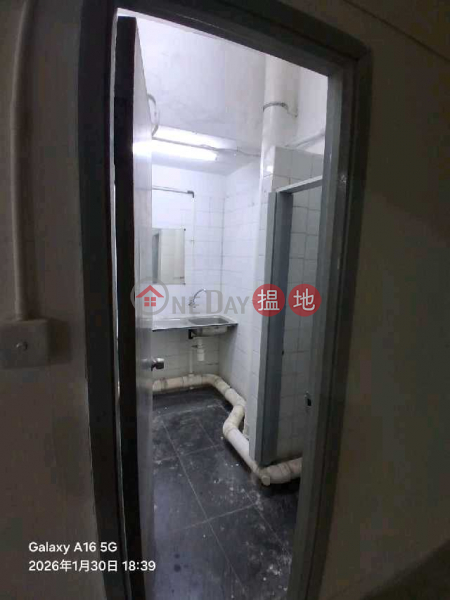 HK$ 28,800/ month | Luen Cheong Can Centre | Tuen Mun Cheap rent, well-managed warehouse, viewings available.