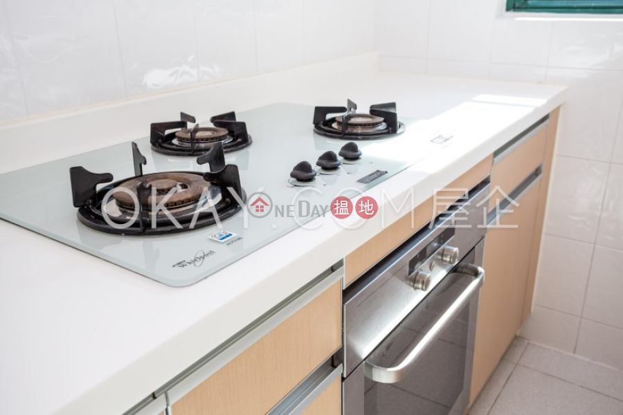 Lovely 2 bedroom with parking | Rental, Hillsborough Court 曉峰閣 Rental Listings | Central District (OKAY-R25062)