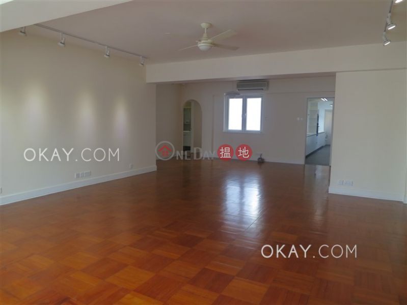 Efficient 3 bed on high floor with rooftop & parking | Rental | Alpine Court 嘉賢大廈 Rental Listings