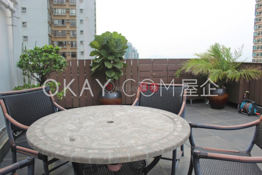 Nicely kept high floor with sea views & rooftop | For Sale | Robinson Crest 賓士花園 Sales Listings