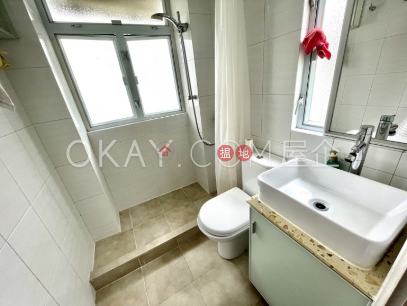 HK$ 25,000/ month 175 Queen\'s Road West | Western District | Practical 1 bedroom on high floor with rooftop | Rental