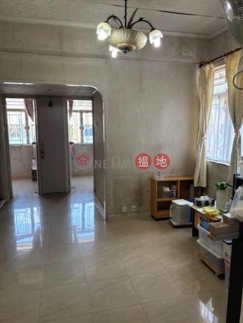 A two-bedroom unit in Tuen Mun San Hui with convenient transportation | Golden Court 金滿閣 _0