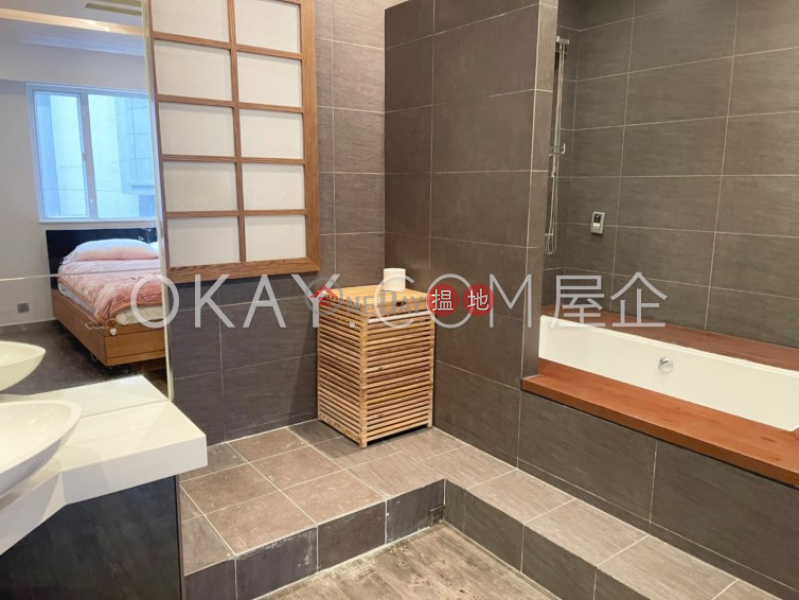 HK$ 28,000/ month, Shan Kwong Tower | Wan Chai District, Intimate 1 bedroom with terrace | Rental
