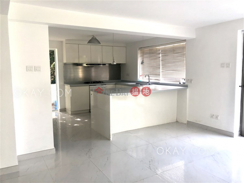 Stylish house with balcony & parking | For Sale | Mau Po Village 茅莆村 Sales Listings