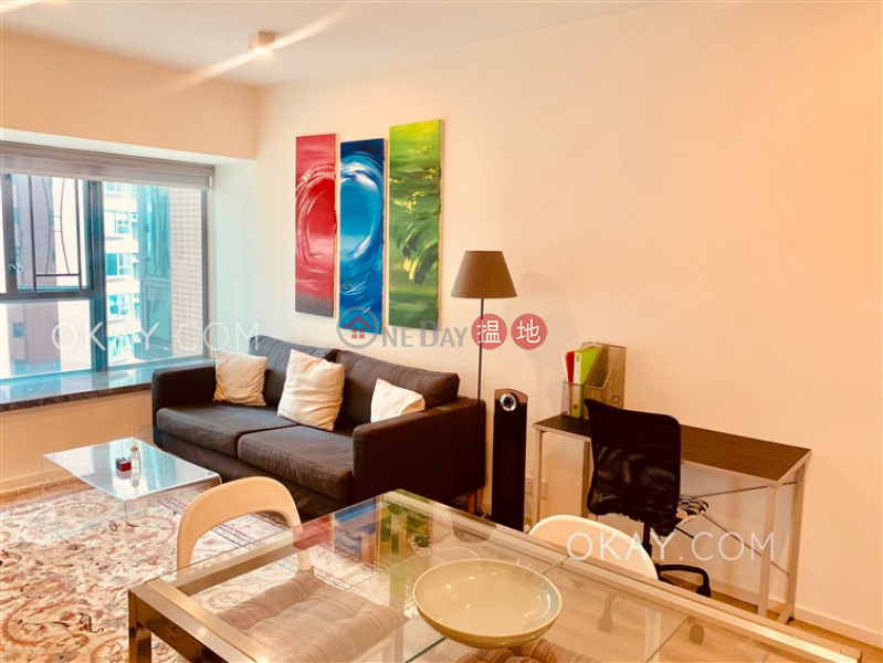 Gorgeous 2 bedroom in Sheung Wan | Rental | Queen\'s Terrace 帝后華庭 Rental Listings