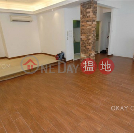 Nicely kept 2 bedroom with parking | Rental | Blue Pool Court - Holly Road 藍塘別墅 - 冬青道 _0