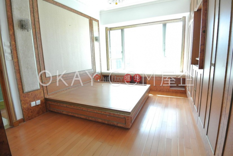 HK$ 30M, Parc Palais Tower 8, Yau Tsim Mong Gorgeous 3 bedroom with sea views & balcony | For Sale