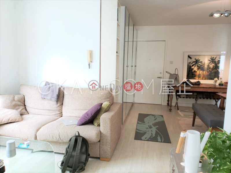 HK$ 11.8M | Academic Terrace Block 2 | Western District | Stylish 2 bedroom in Pokfulam | For Sale