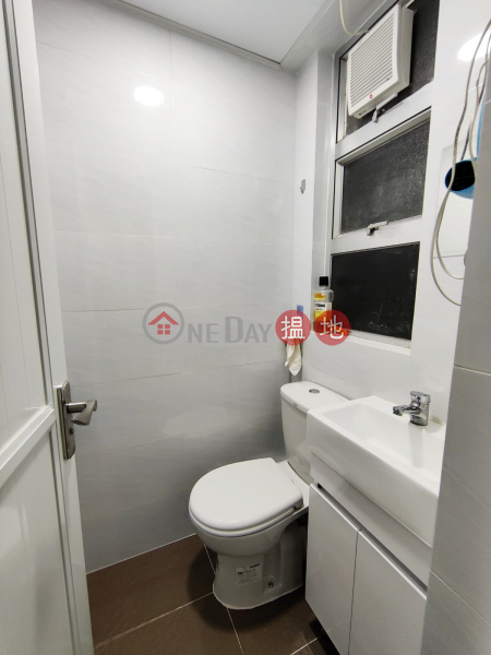 HK$ 6.8M, 370-372 Queen\'s Road Central Western District, **Newly Renovated**High Efficiency with Good Floor Plan**a few mins walk to Sheung Wan MTR station**