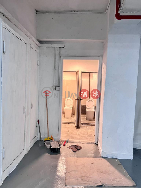 Kwai Chung Yee Lim Industrial Building Stage 3: warehouse decoration with inside toliet, just finish painting | Yee Lim Industrial Building Stage 3 裕林第3工業大廈 Rental Listings