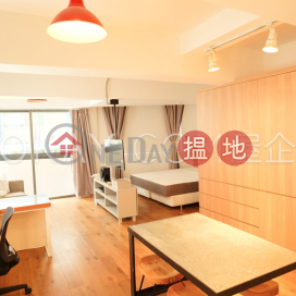 Tasteful studio with balcony | Rental