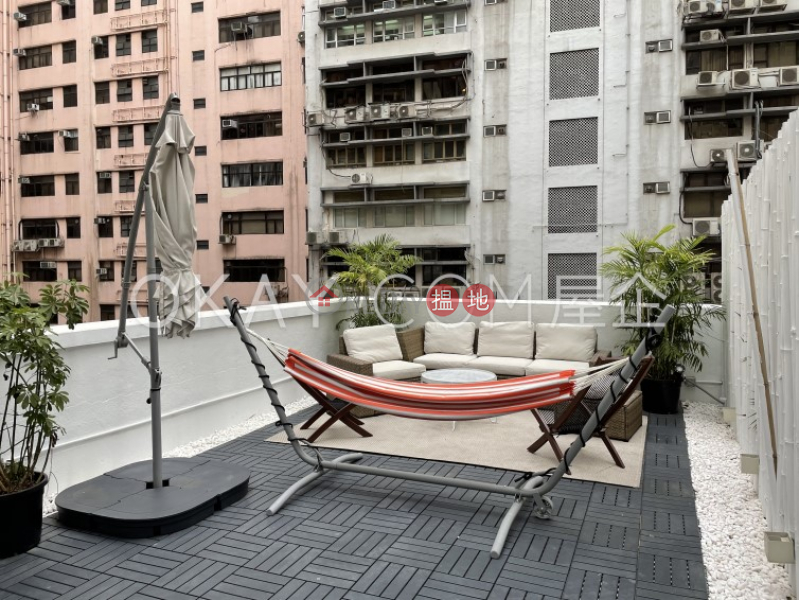 Gorgeous 1 bedroom on high floor with rooftop | Rental | Wing Lok Mansion 永樂大廈 Rental Listings