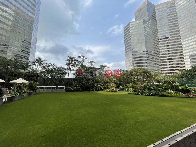 HK$ 23,000/ month | Convention Plaza Apartments | Wan Chai District, It has a clubhouse, is close to the subway station, and is managed.