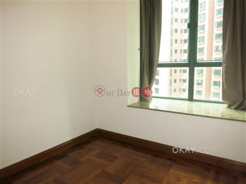 Charming 2 bedroom with parking | For Sale | Hillsborough Court 曉峰閣 Sales Listings