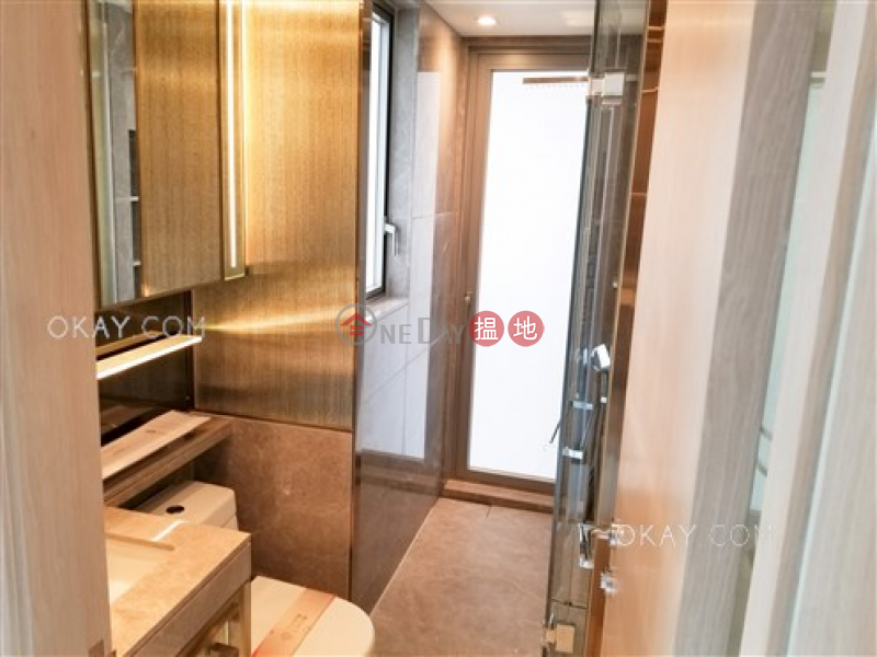 Generous 1 bedroom on high floor with balcony | Rental | King\'s Hill 眀徳山 Rental Listings