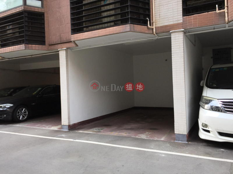 獨立車位，容易泊車，地面停車位方便上落 | Beverly Villa Block 1-10 碧華花園1-10座 Rental Listings