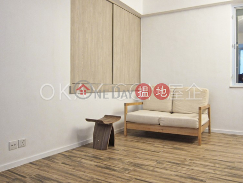 Charming 2 bedroom on high floor | For Sale | Hing Hon Building 興漢大廈 _0
